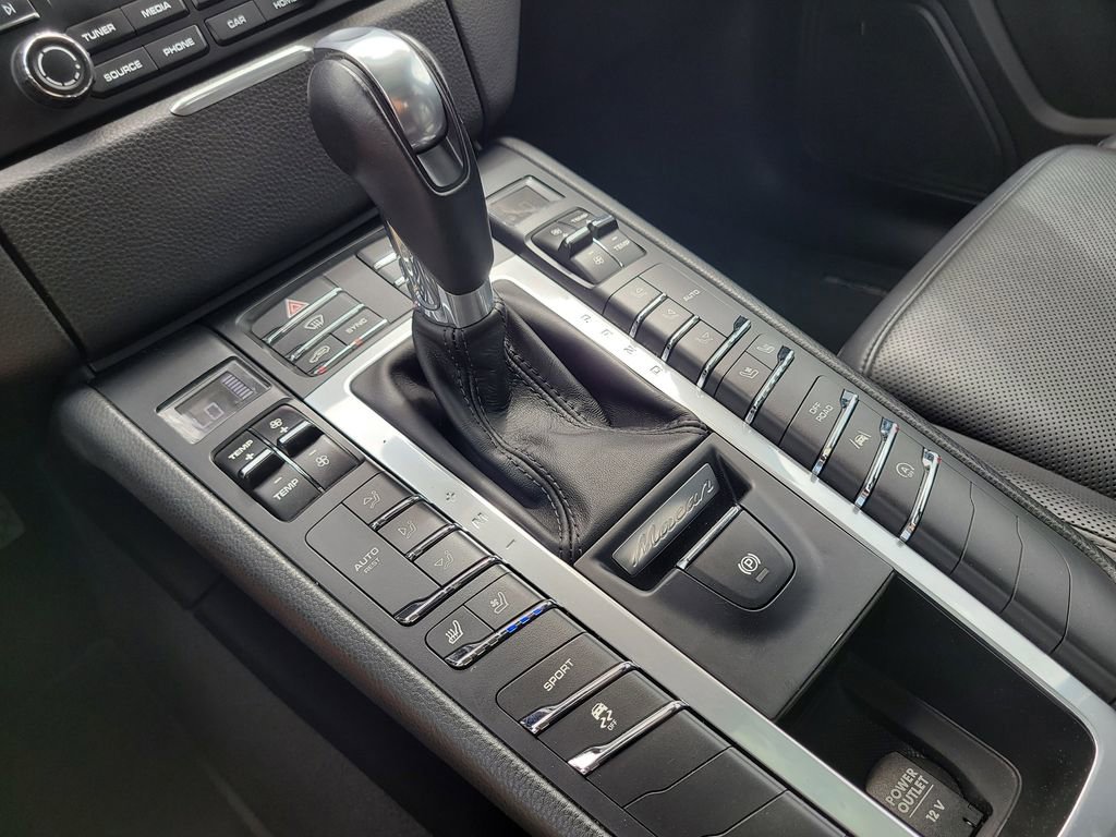 Used 2018 Porsche Macan image 25