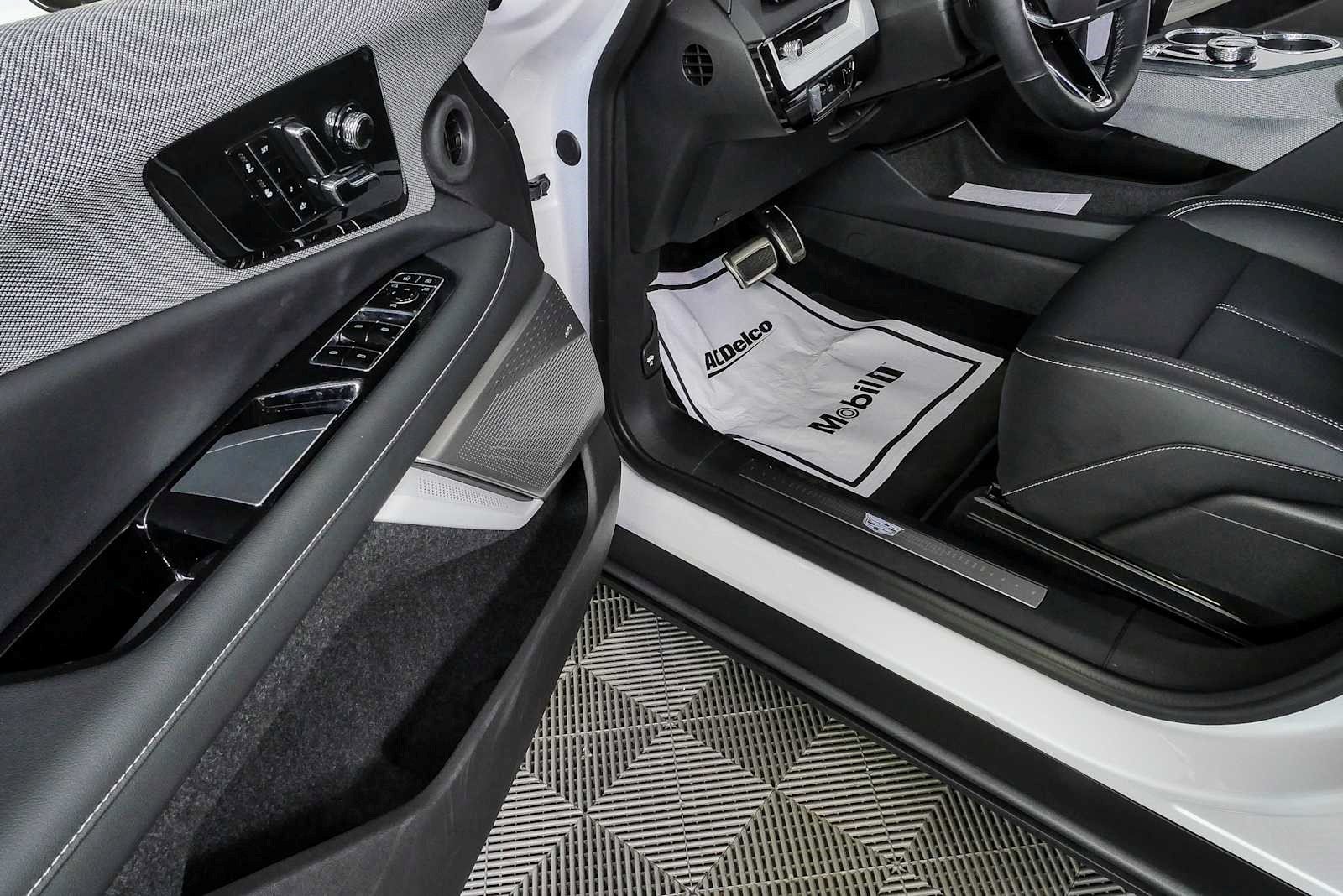 Certified 2025 Cadillac Optiq Luxury 1 AWD/4WD image 8