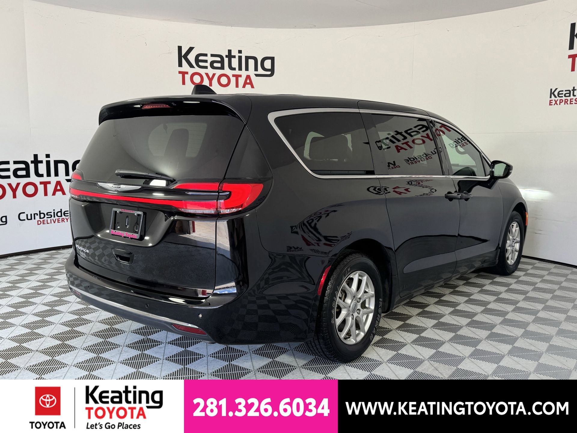 Used 2025 Chrysler Pacifica Select FWD image 5