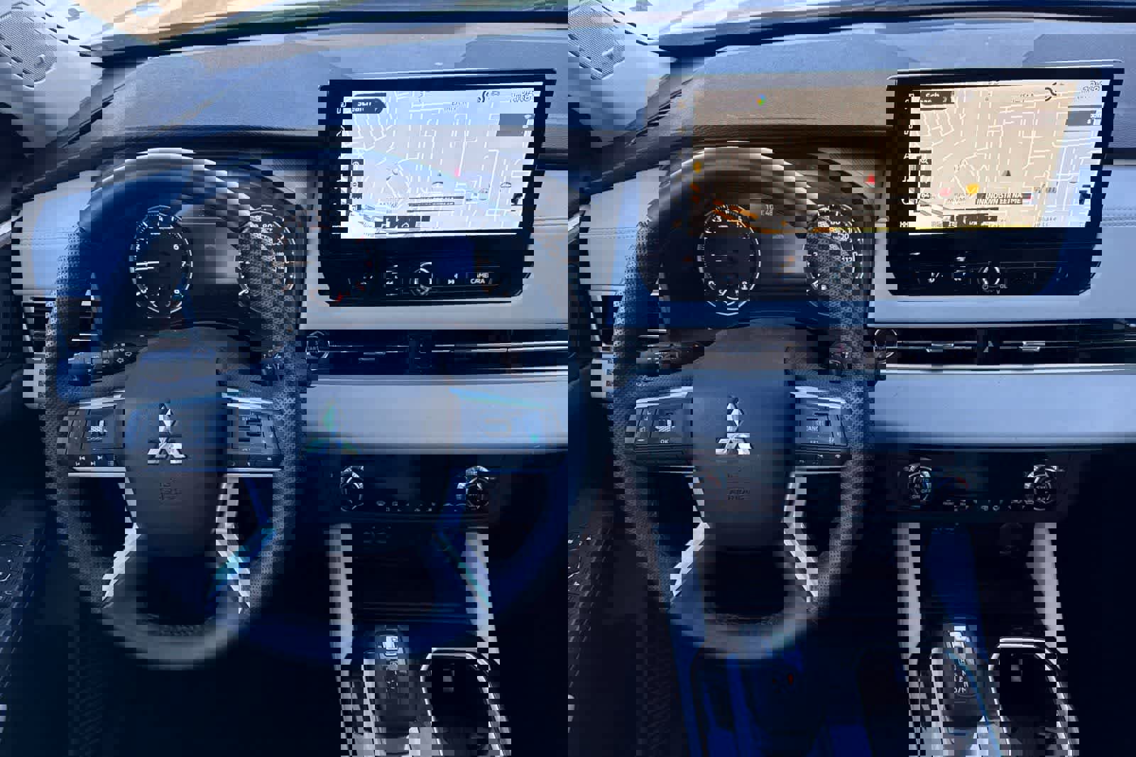 Used 2025 Mitsubishi Outlander SE image 14