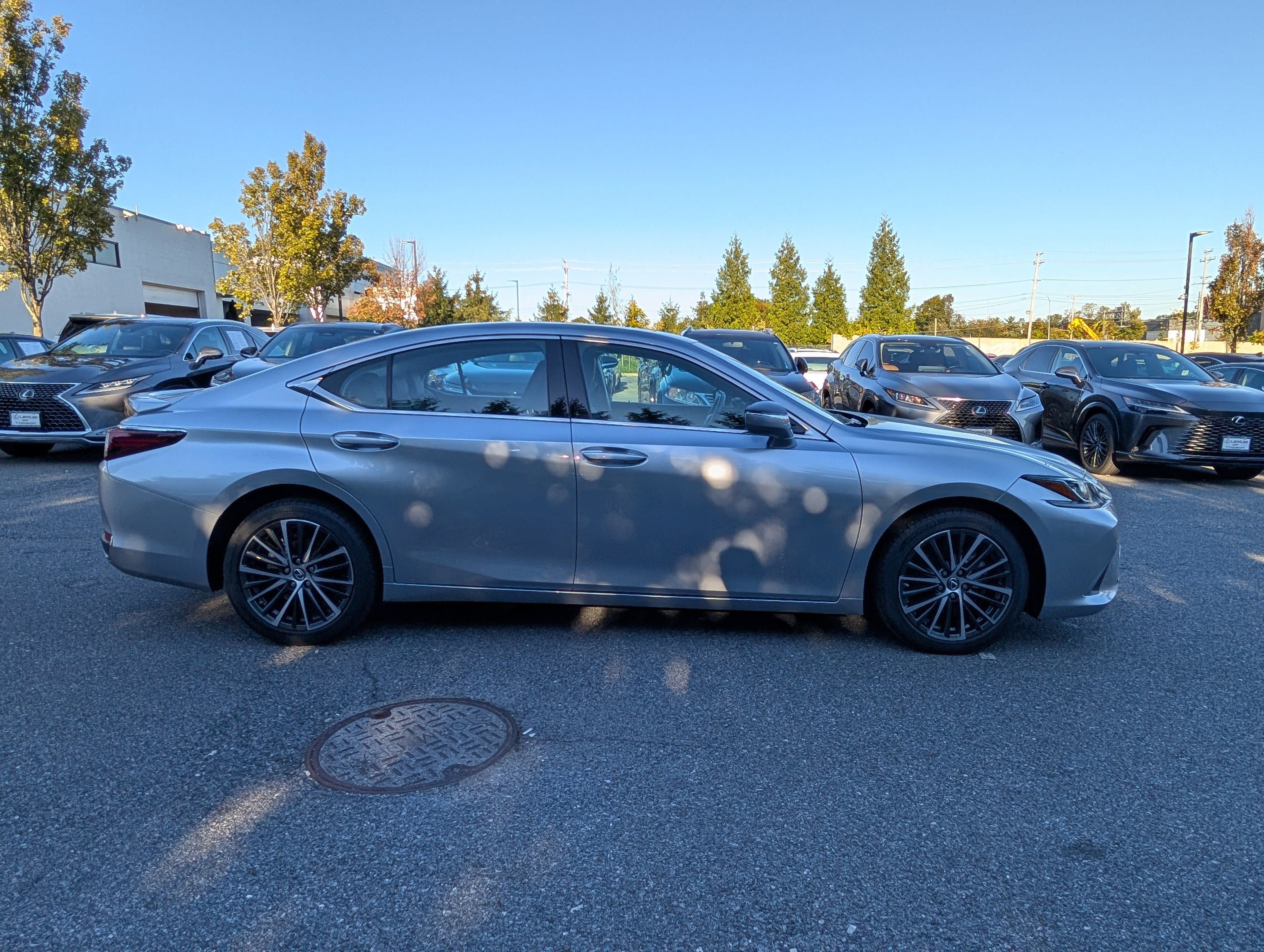 Certified 2024 Lexus ES 300h w/ Premium Package image 2