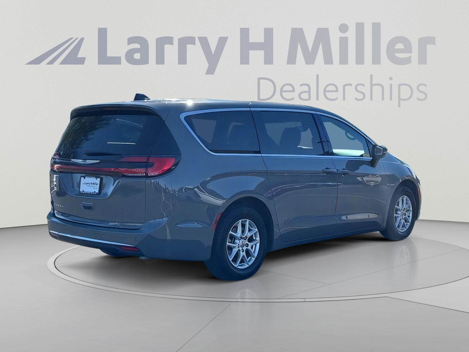 Used 2025 Chrysler Pacifica Select FWD image 6