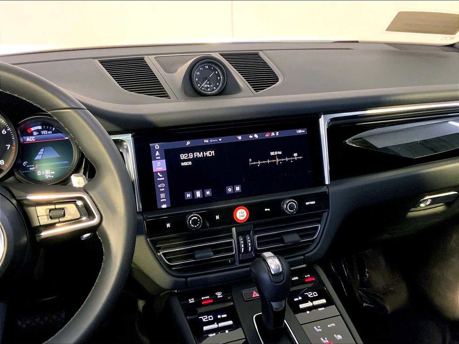 Certified 2025 Porsche Macan image 16