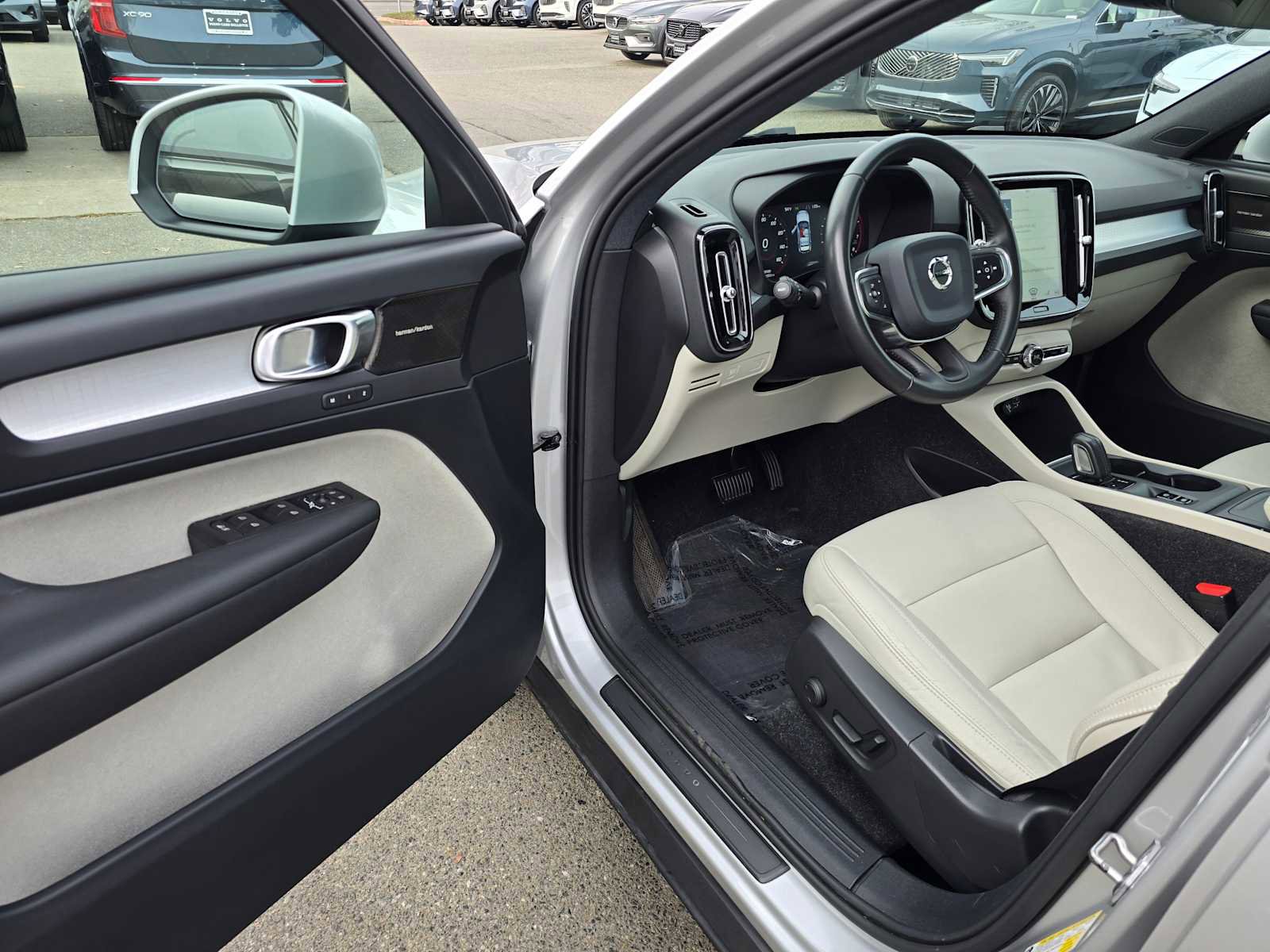 Used 2019 Volvo XC40 T5 Momentum image 19