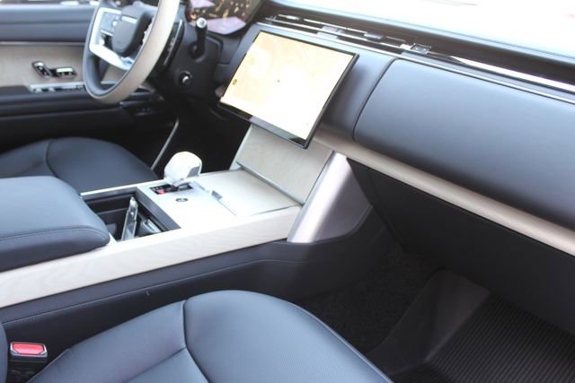 Used 2025 Land Rover Range Rover SV image 28