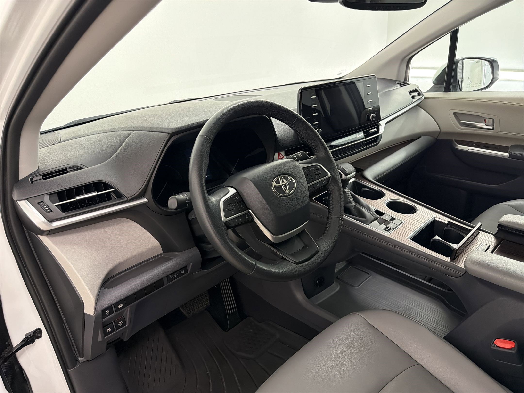 Used 2022 Toyota Sienna XLE image 22