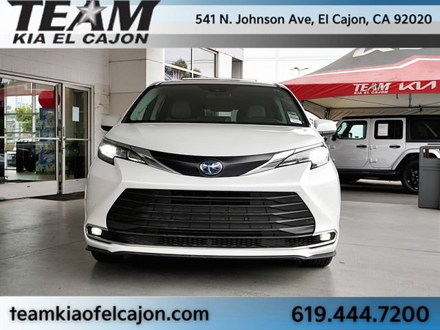 Used 2022 Toyota Sienna XLE w/ XLE Plus Package FWD image 4