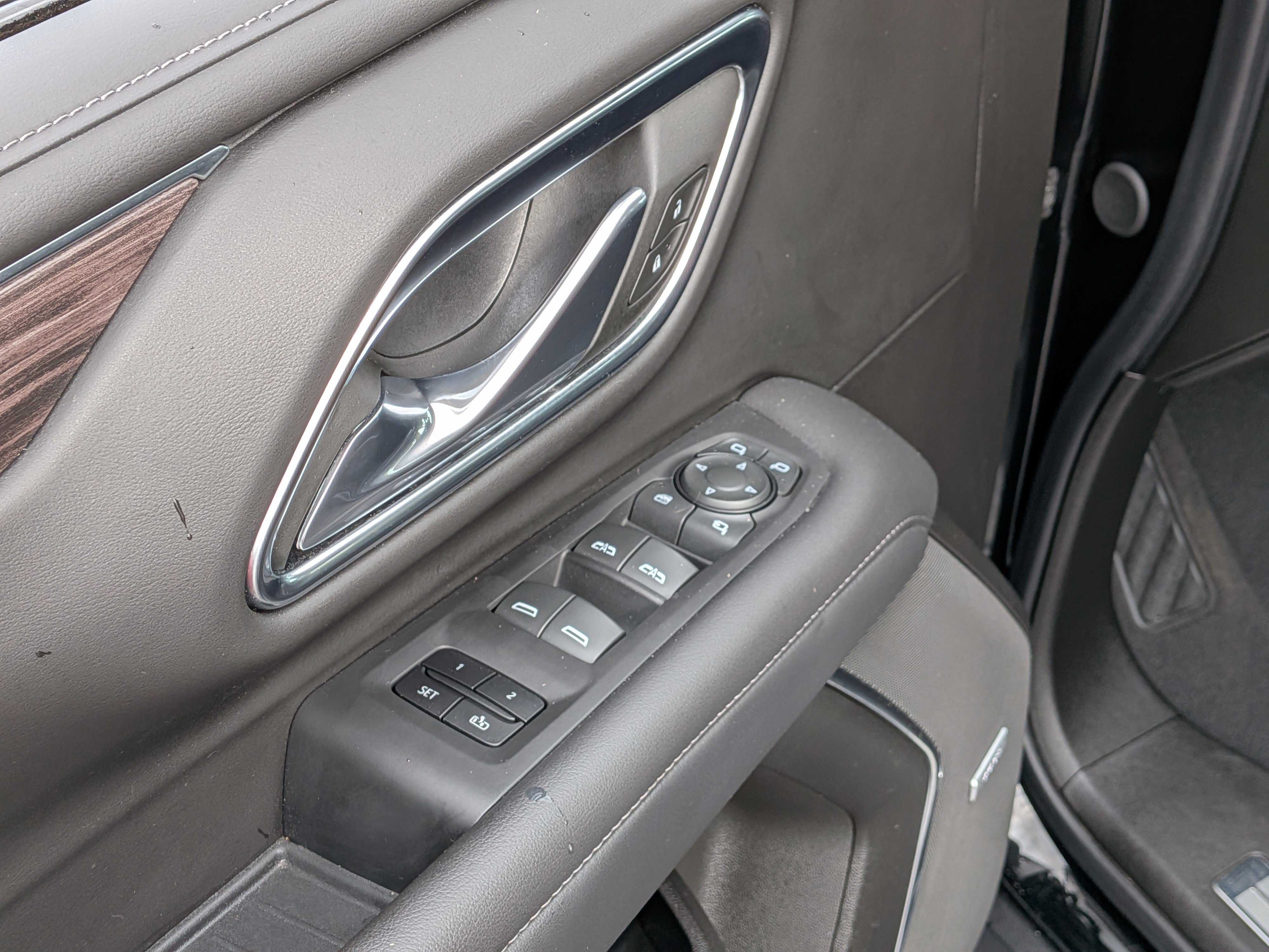 Used 2024 Chevrolet Suburban LT w/ Luxury Package image 15