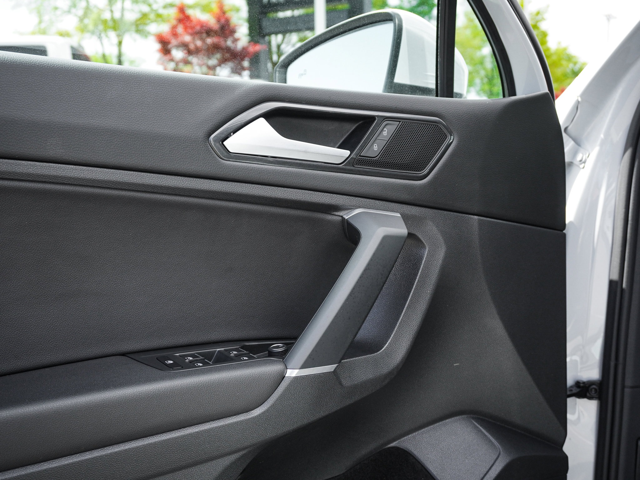 Used 2018 Volkswagen Tiguan SE image 15