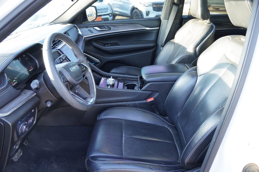 Used 2023 Jeep Grand Cherokee Overland w/ Luxury Tech Group IV image 16