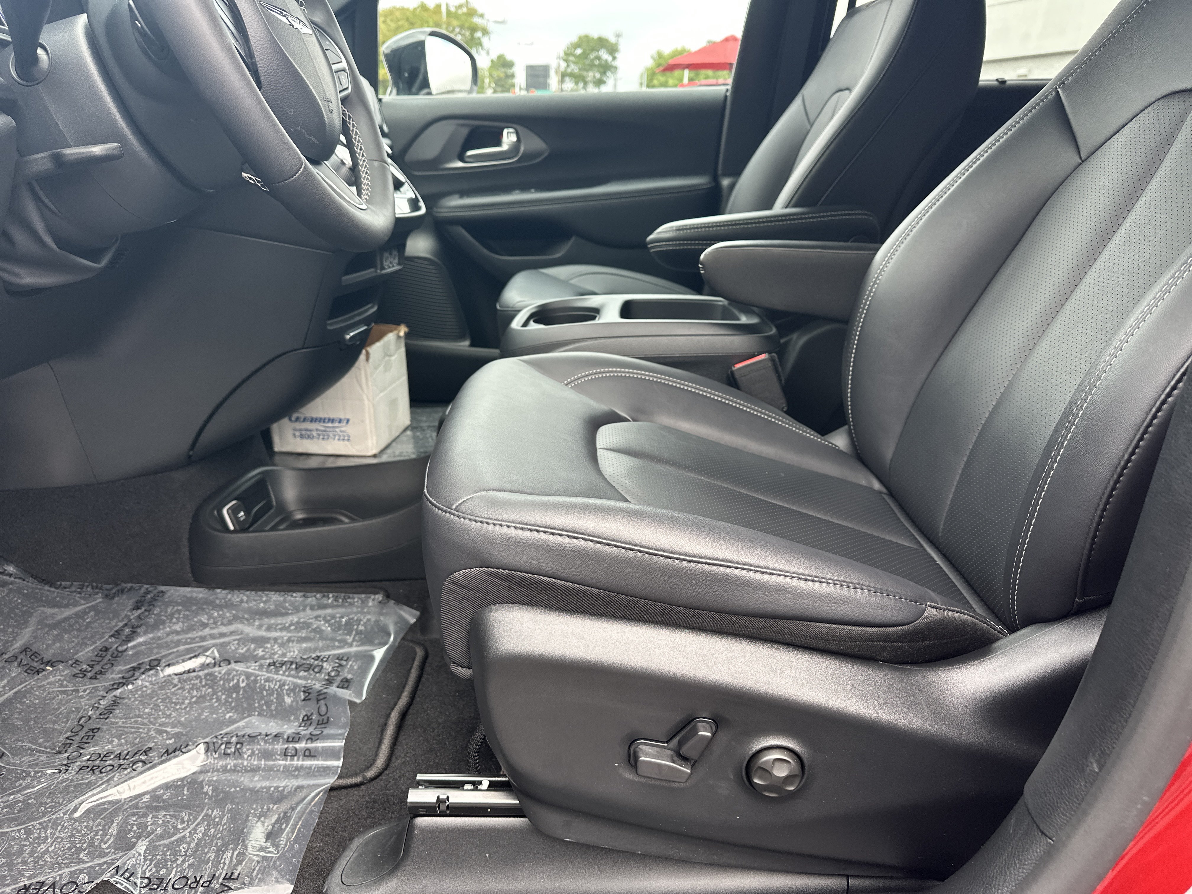 Used 2025 Chrysler Voyager LX FWD image 10