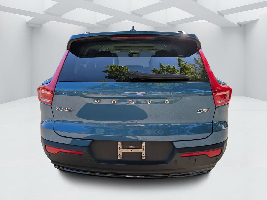 Certified 2023 Volvo XC40 B5 Plus w/ Driver Assist Package image 4