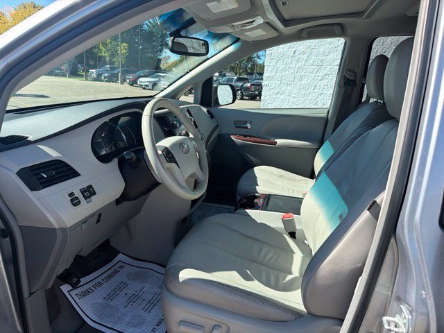 Used 2012 Toyota Sienna XLE w/ Entertainment Pkg FWD image 12