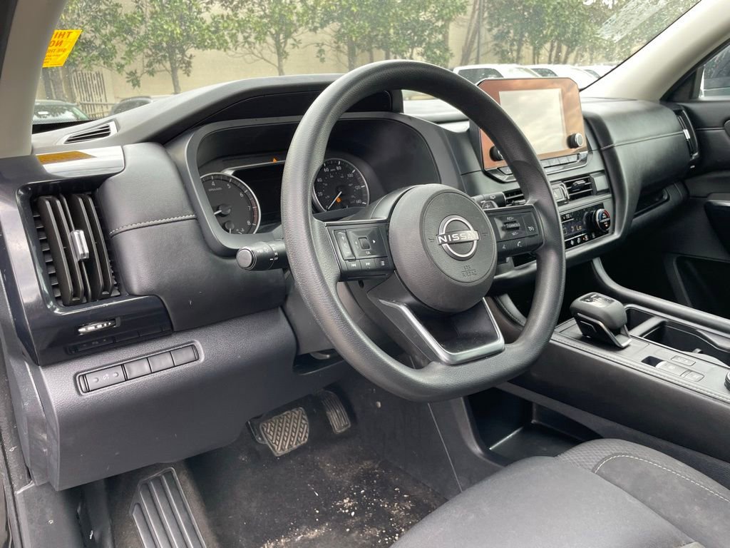 Used 2024 Nissan Pathfinder S image 11