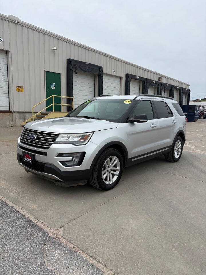 Used 2017 Ford Explorer XLT w/ Equipment Group 202A FWD image 4