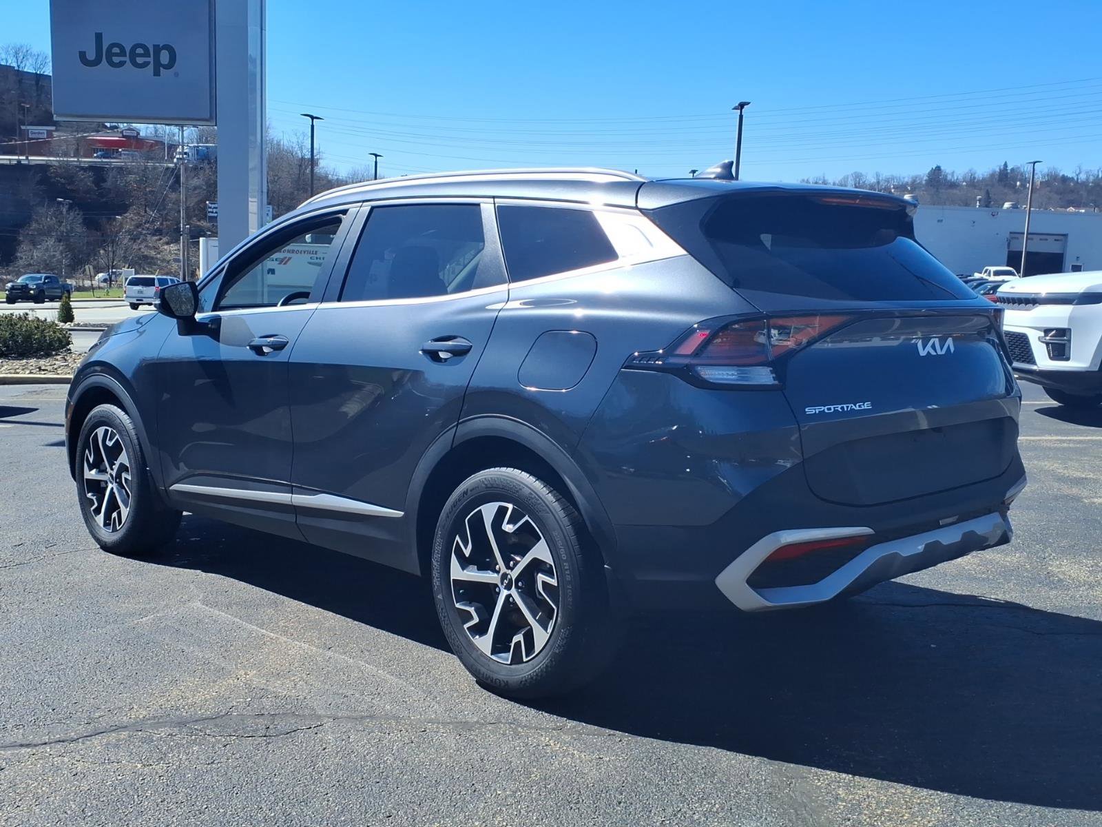 Used 2023 Kia Sportage EX AWD/4WD image 3