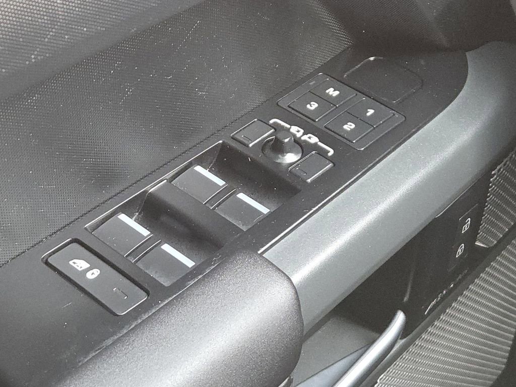 Used 2024 Land Rover Defender 130 X-Dynamic SE image 29