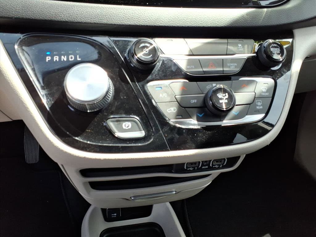 Used 2022 Chrysler Voyager LX FWD image 19