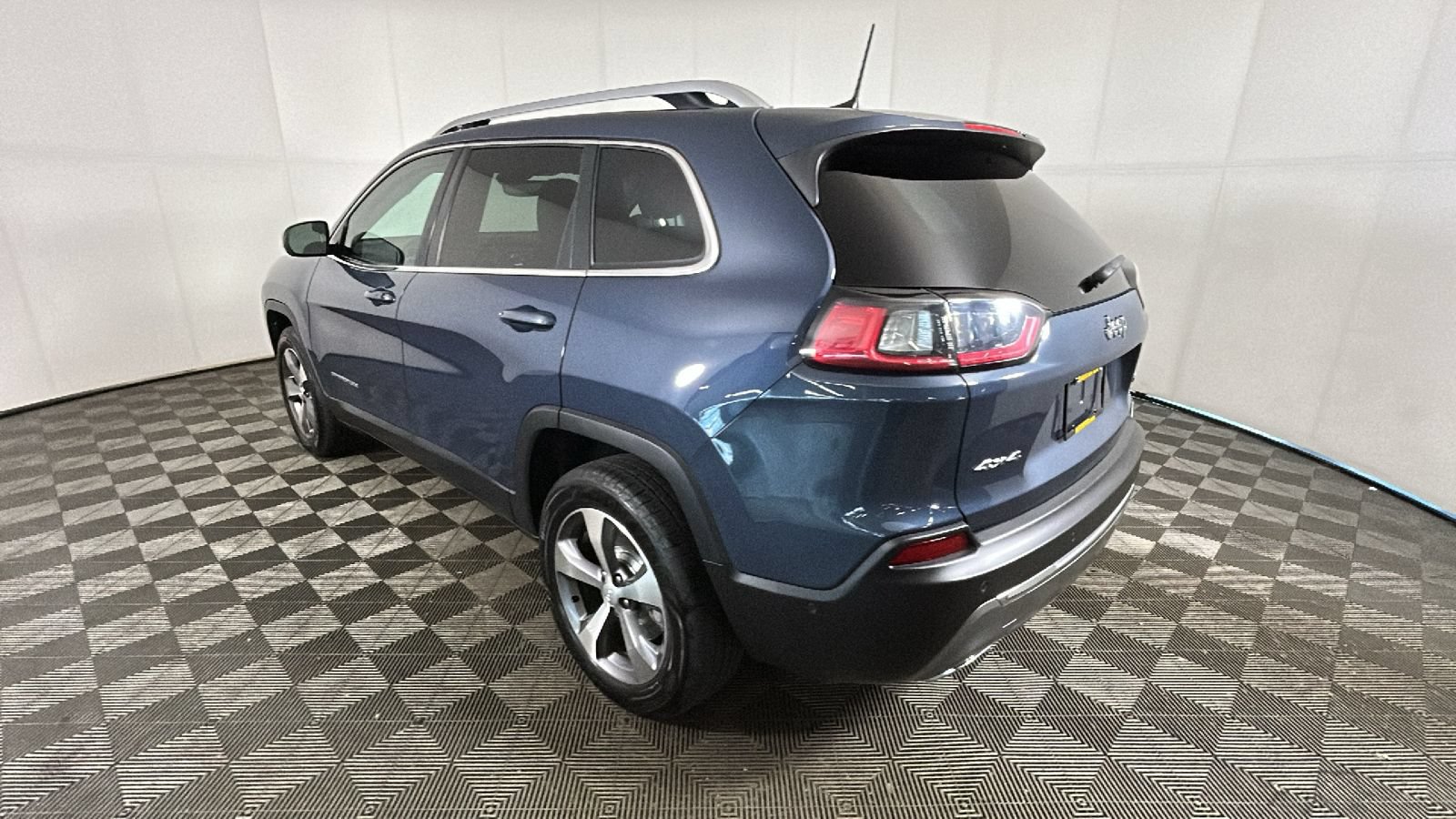 Used 2021 Jeep Cherokee Limited AWD/4WD video 5