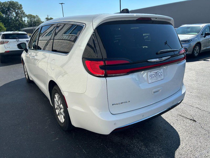 Used 2024 Chrysler Pacifica Touring-L FWD image 6