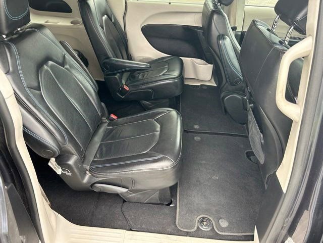 Used 2021 Chrysler Pacifica Touring-L FWD image 37