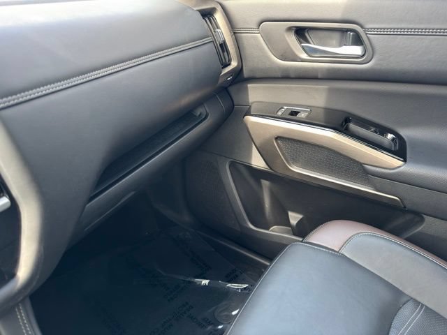 Used 2025 Nissan Pathfinder Platinum AWD/4WD image 28