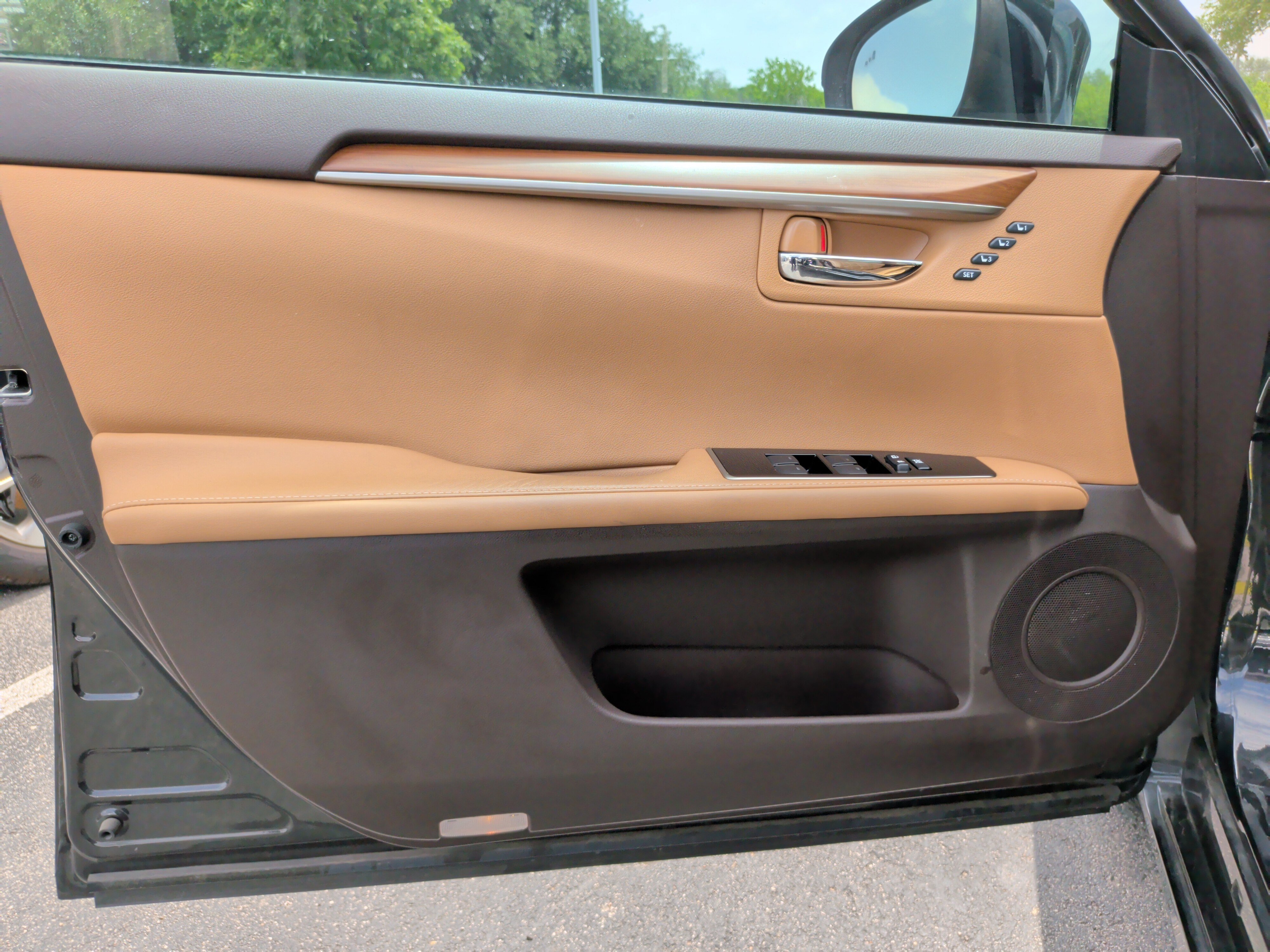 Used 2016 Lexus ES 350 w/ Luxury Package w/Wood Trim FWD image 28