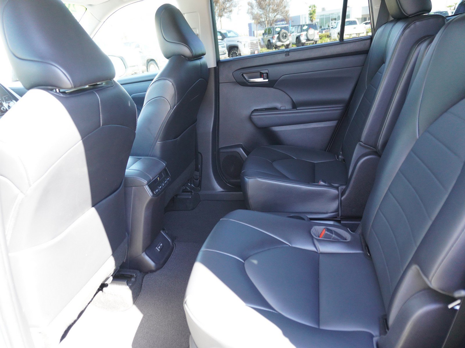 Used 2022 Toyota Highlander XLE image 16