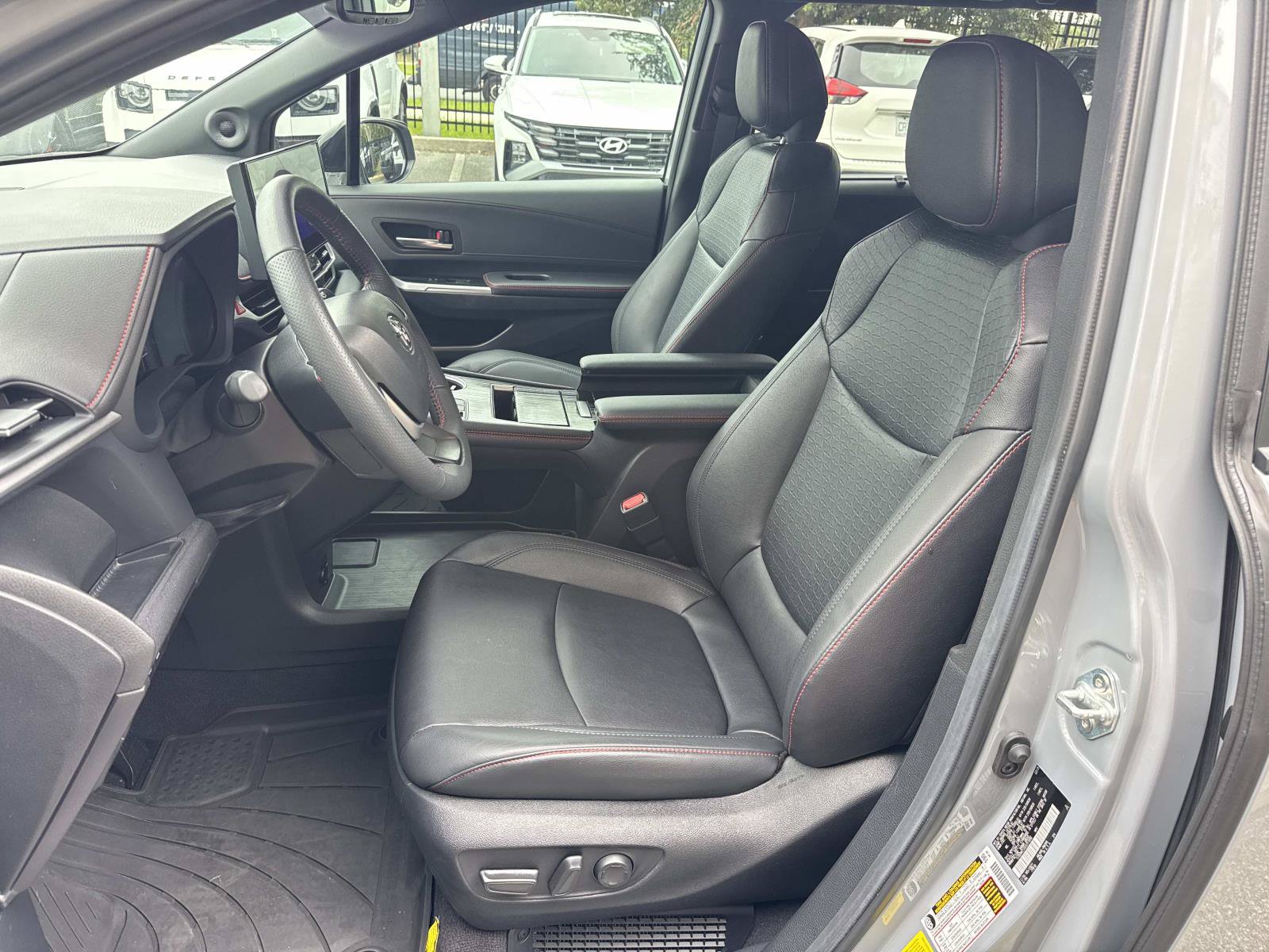 Used 2025 Toyota Sienna XSE w/ XSE Plus Package FWD image 22