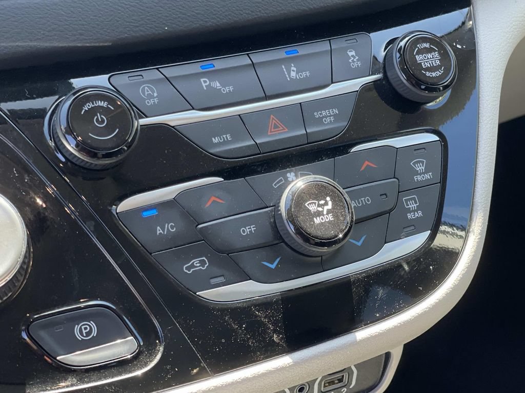 Used 2024 Chrysler Pacifica Touring-L FWD image 22