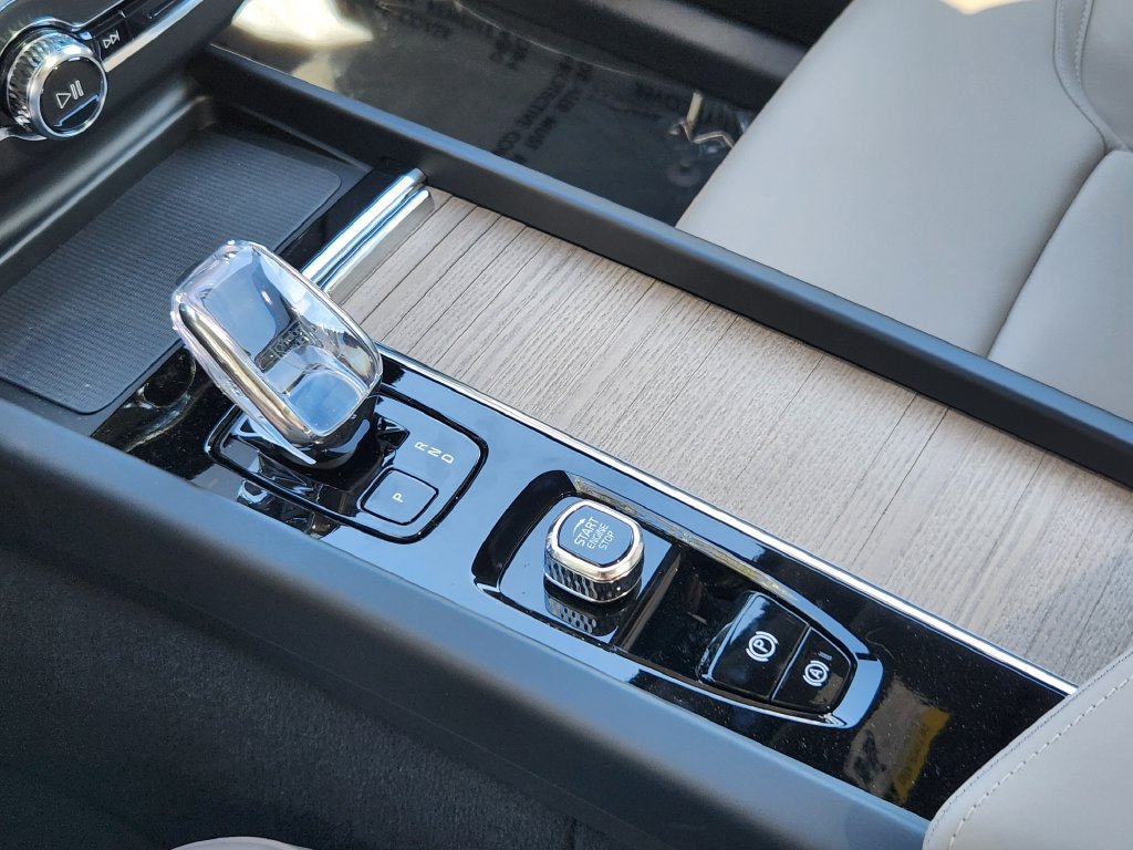 New 2027 Volvo XC60 B5 Plus AWD/4WD image 12