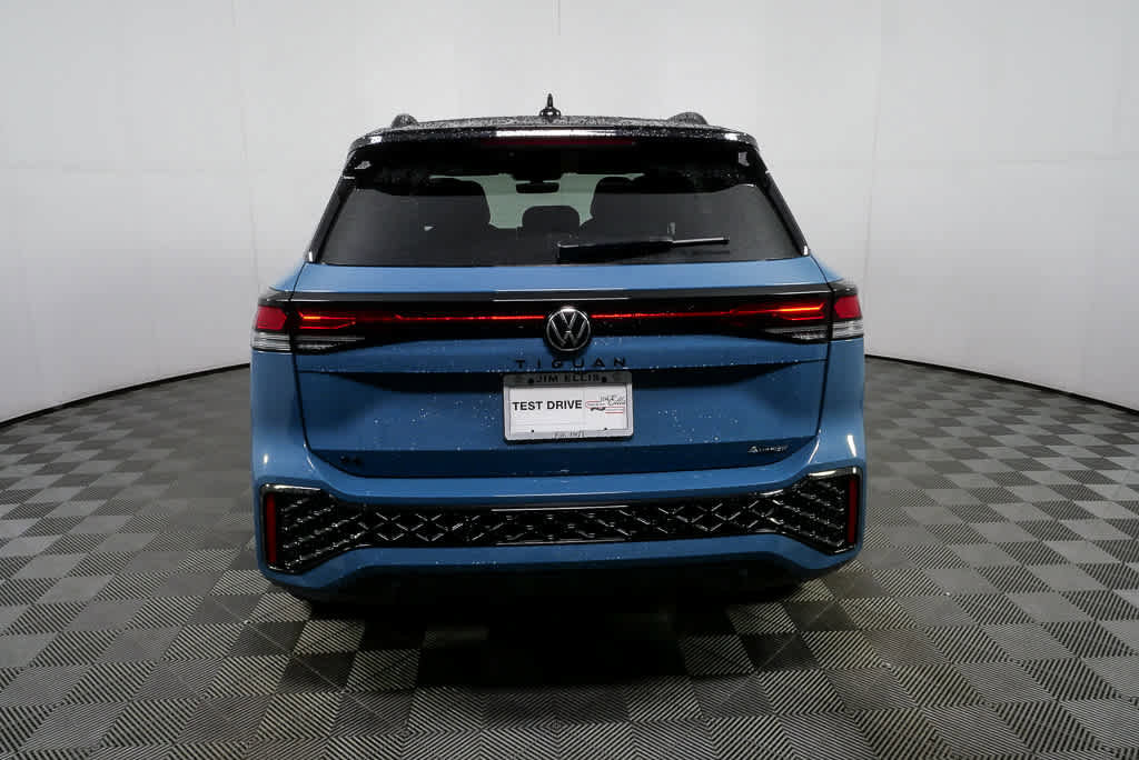 Certified 2025 Volkswagen Tiguan SE R-Line AWD/4WD image 32