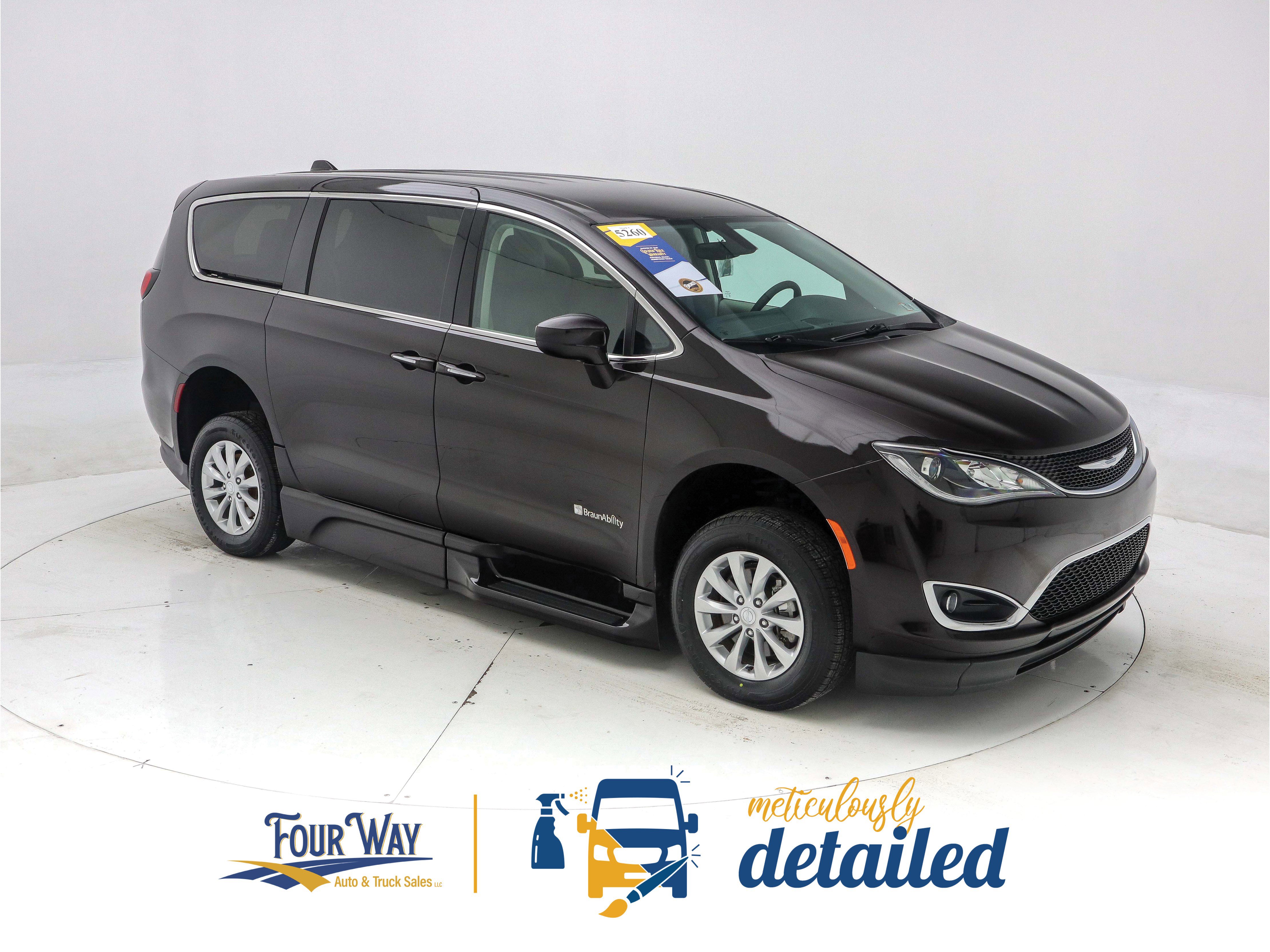 Used 2018 Chrysler Pacifica Touring Plus image 2