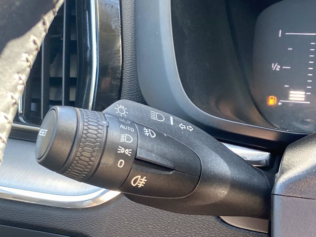 Used 2019 Volvo XC60 T6 Momentum w/ Premium Package AWD/4WD image 31
