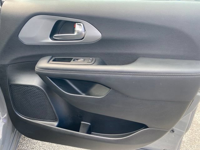 Used 2025 Chrysler Pacifica Limited FWD image 41