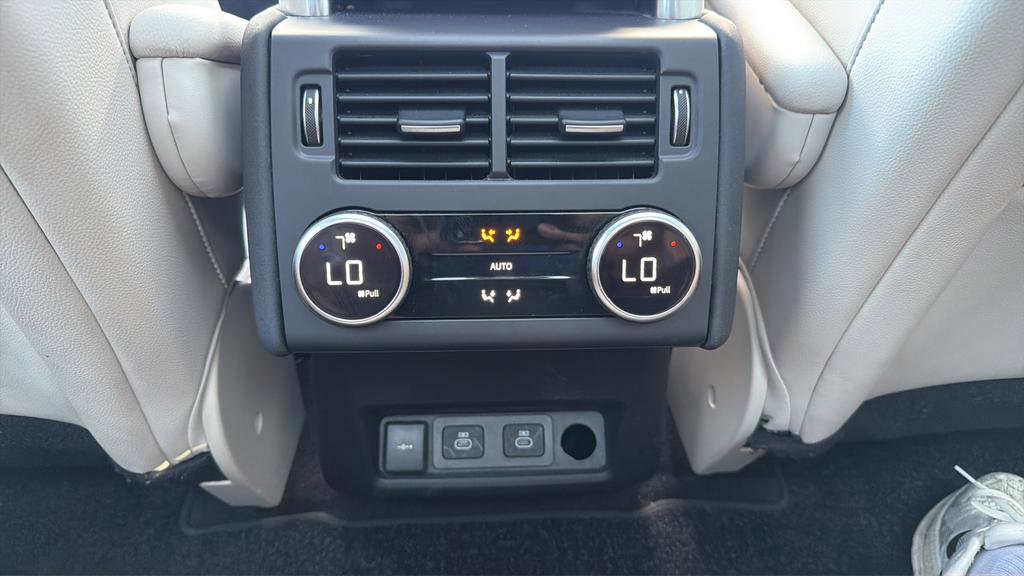 Used 2025 Land Rover Discovery S image 23