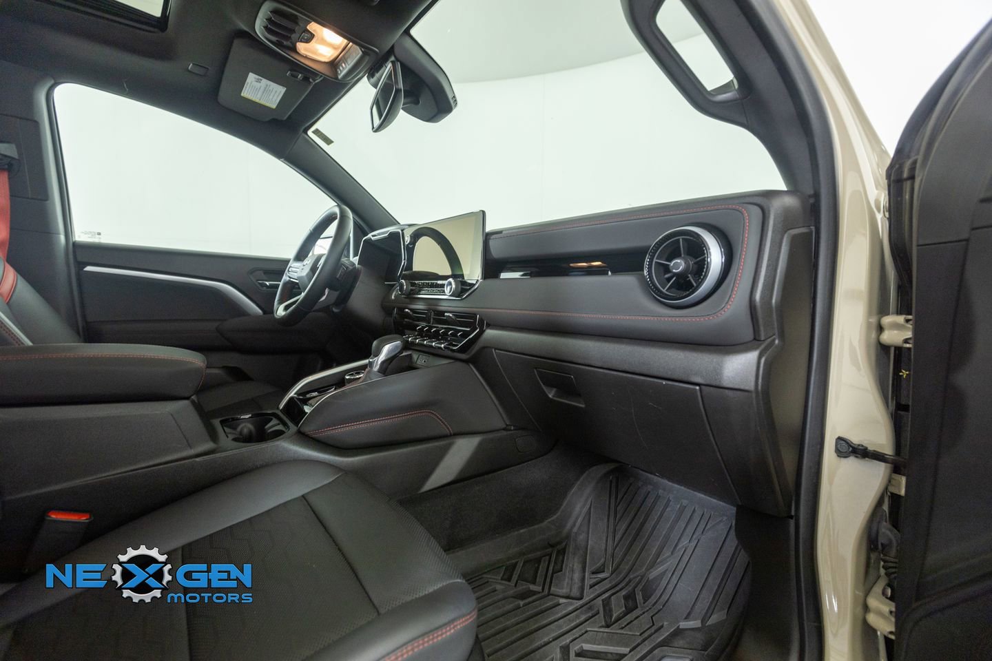 Used 2024 Chevrolet Colorado Z71 w/ Z71 Convenience Package 2 AWD/4WD image 38
