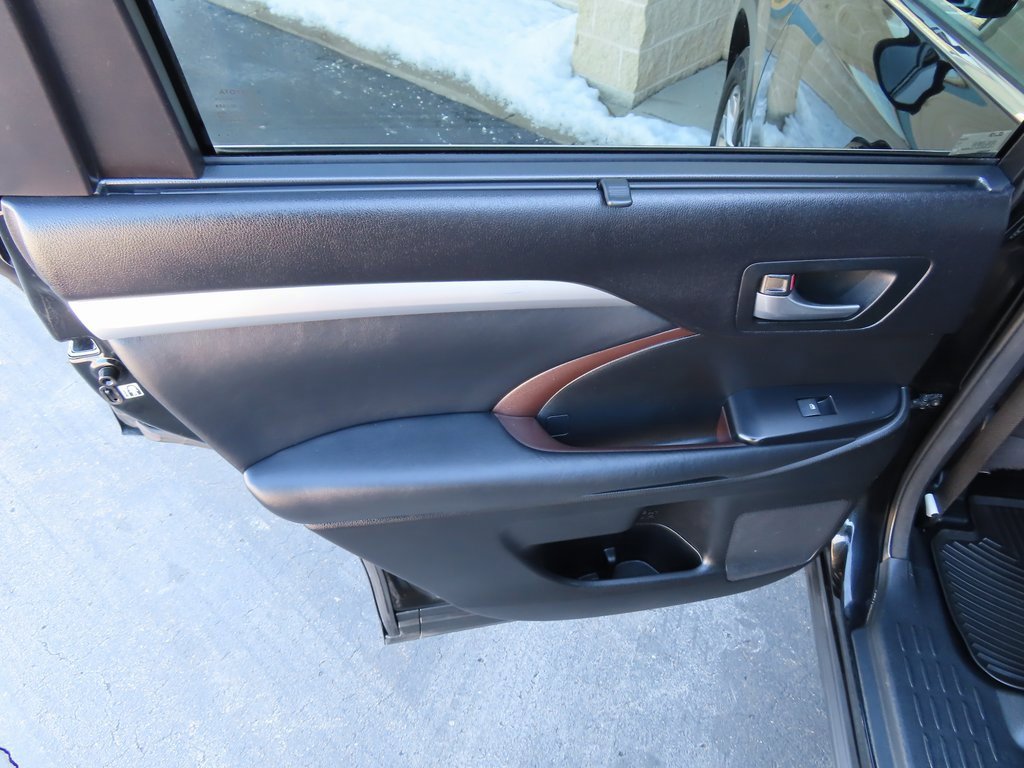 Used 2015 Toyota Highlander XLE image 28