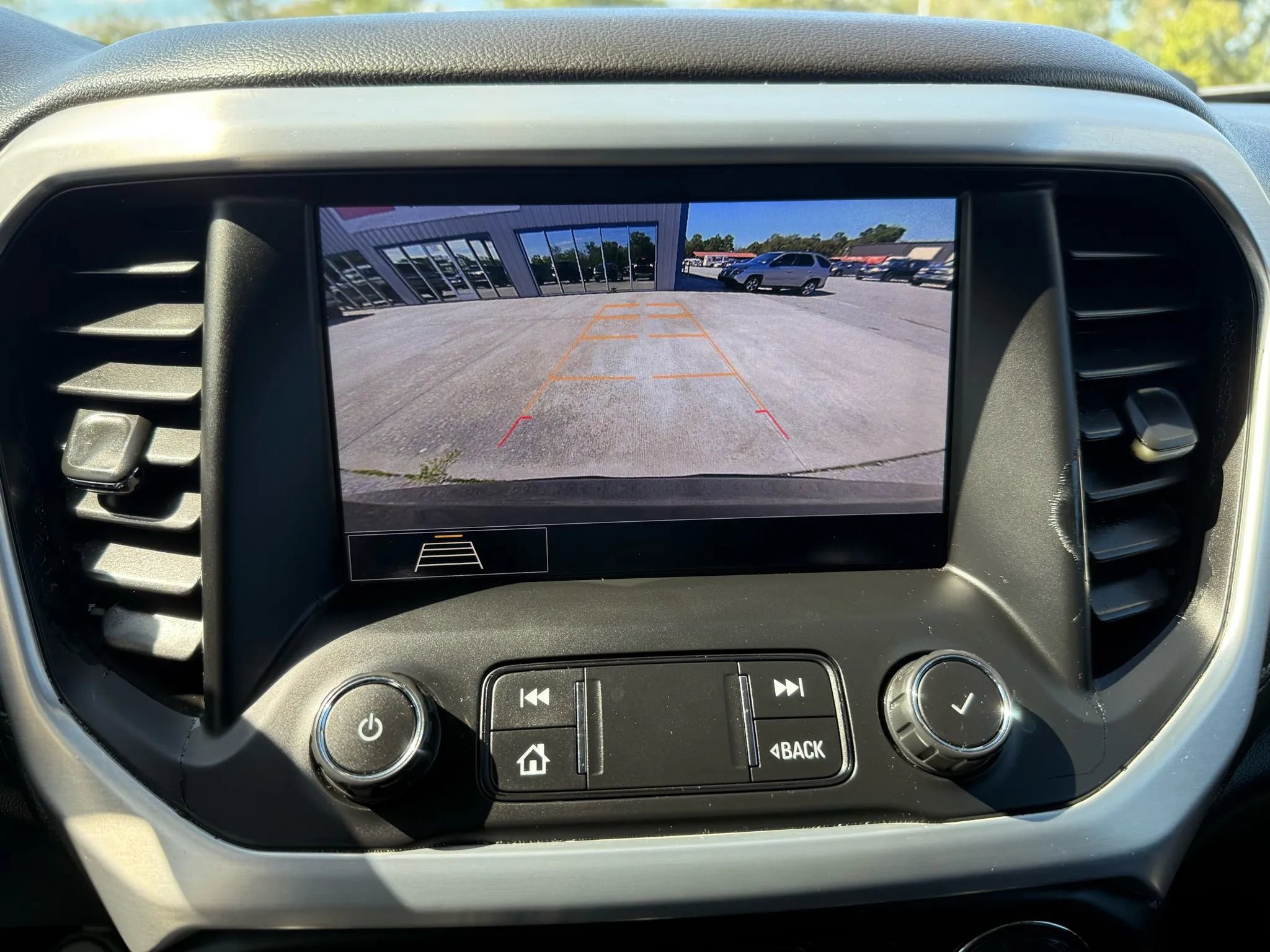 Used 2020 GMC Acadia SLT w/ Driver Alert Package II image 16