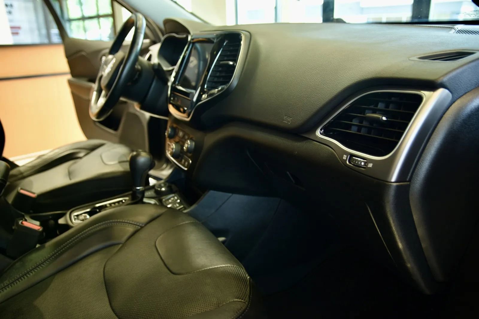 Used 2019 Jeep Cherokee Limited image 27