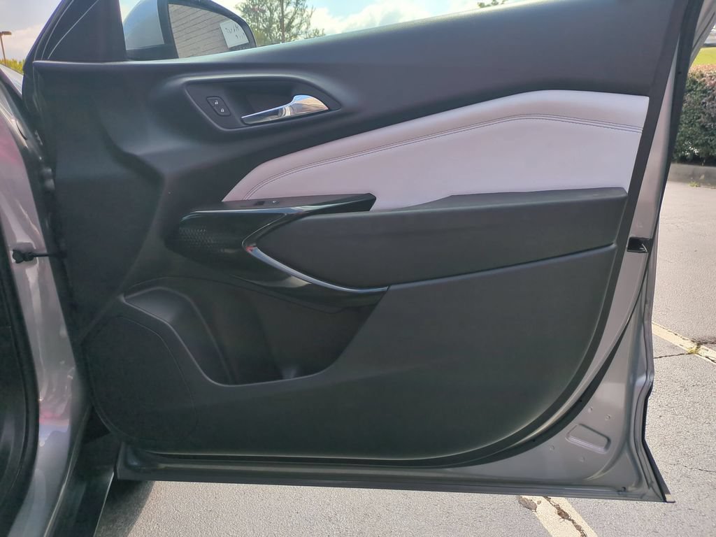 Used 2025 Chevrolet Trax LT w/ LT Convenience Package FWD image 32