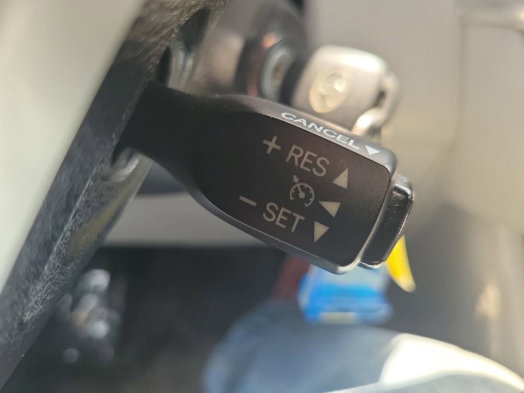 Used 2015 Toyota Highlander Plus FWD image 25