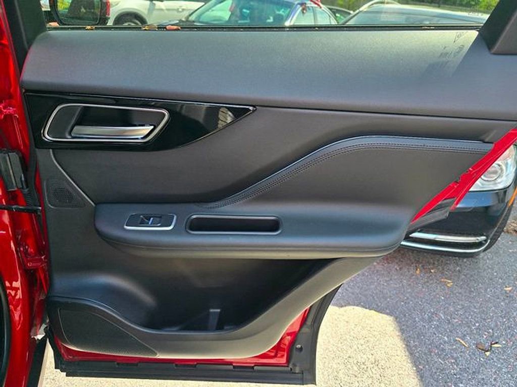 Used 2020 Jaguar F-PACE Premium image 24