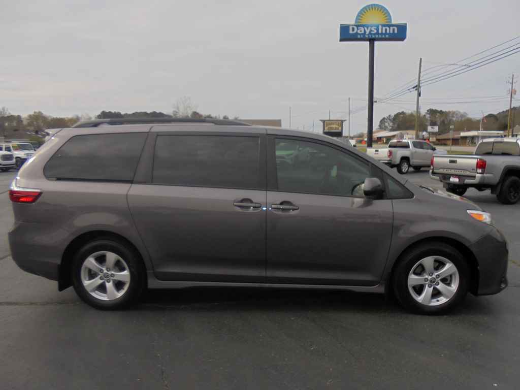 Used 2020 Toyota Sienna LE FWD image 2