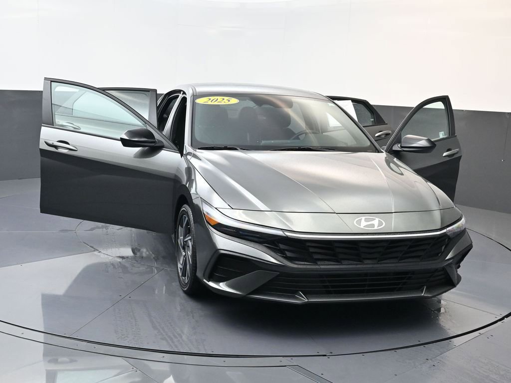 Certified 2025 Hyundai Elantra SEL image 30
