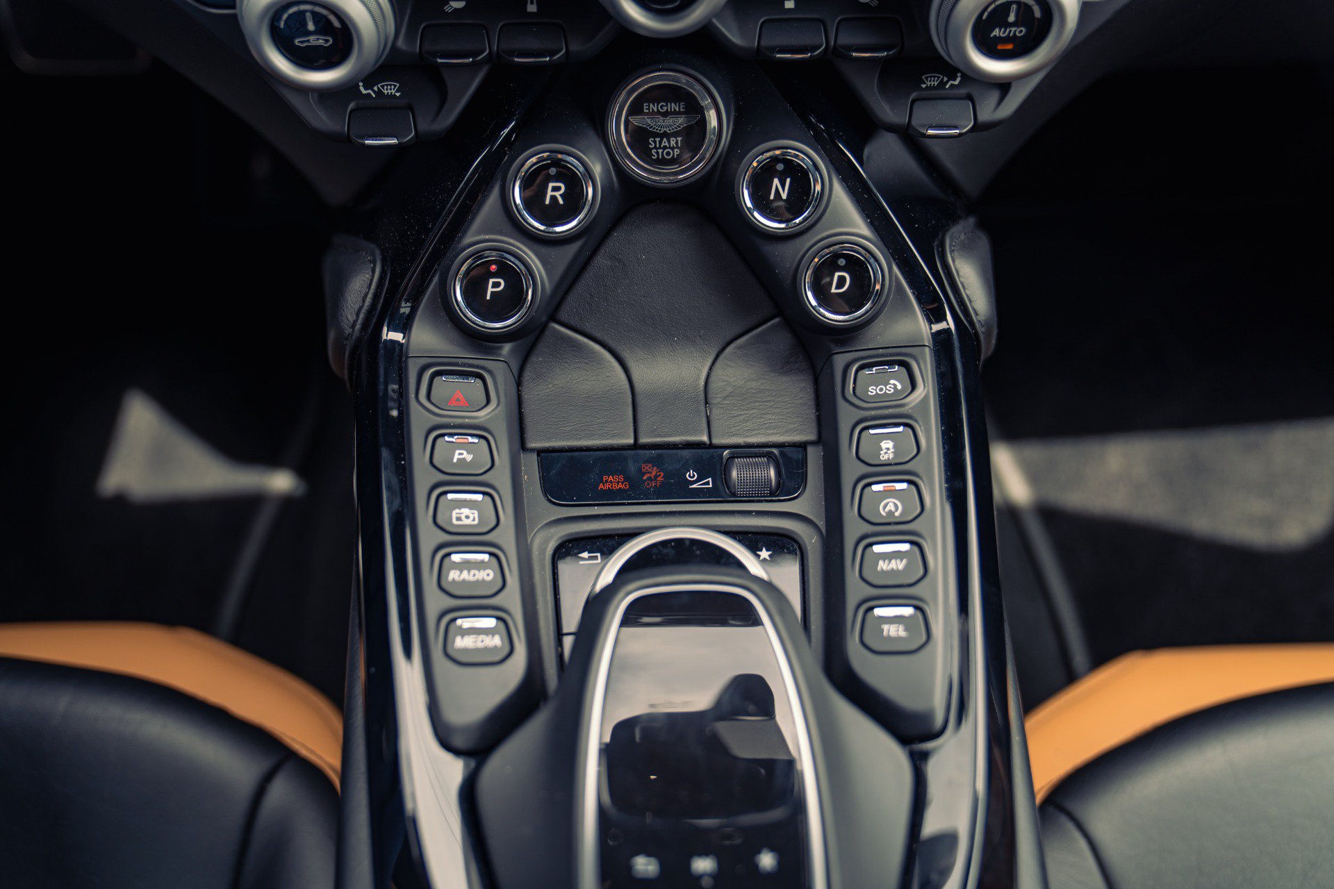 Used 2020 Aston Martin V8 Vantage Coupe RWD image 30