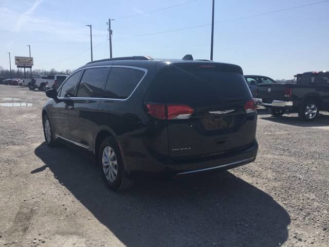 Used 2017 Chrysler Pacifica Touring-L image 5