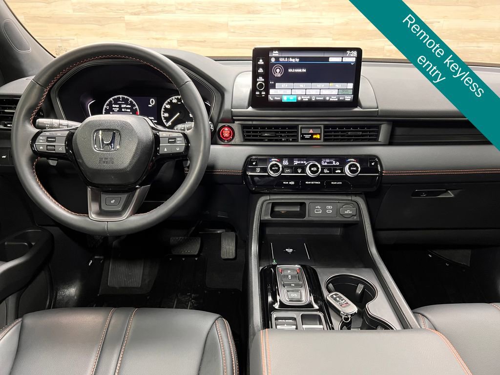 Used 2025 Honda Pilot TrailSport image 2