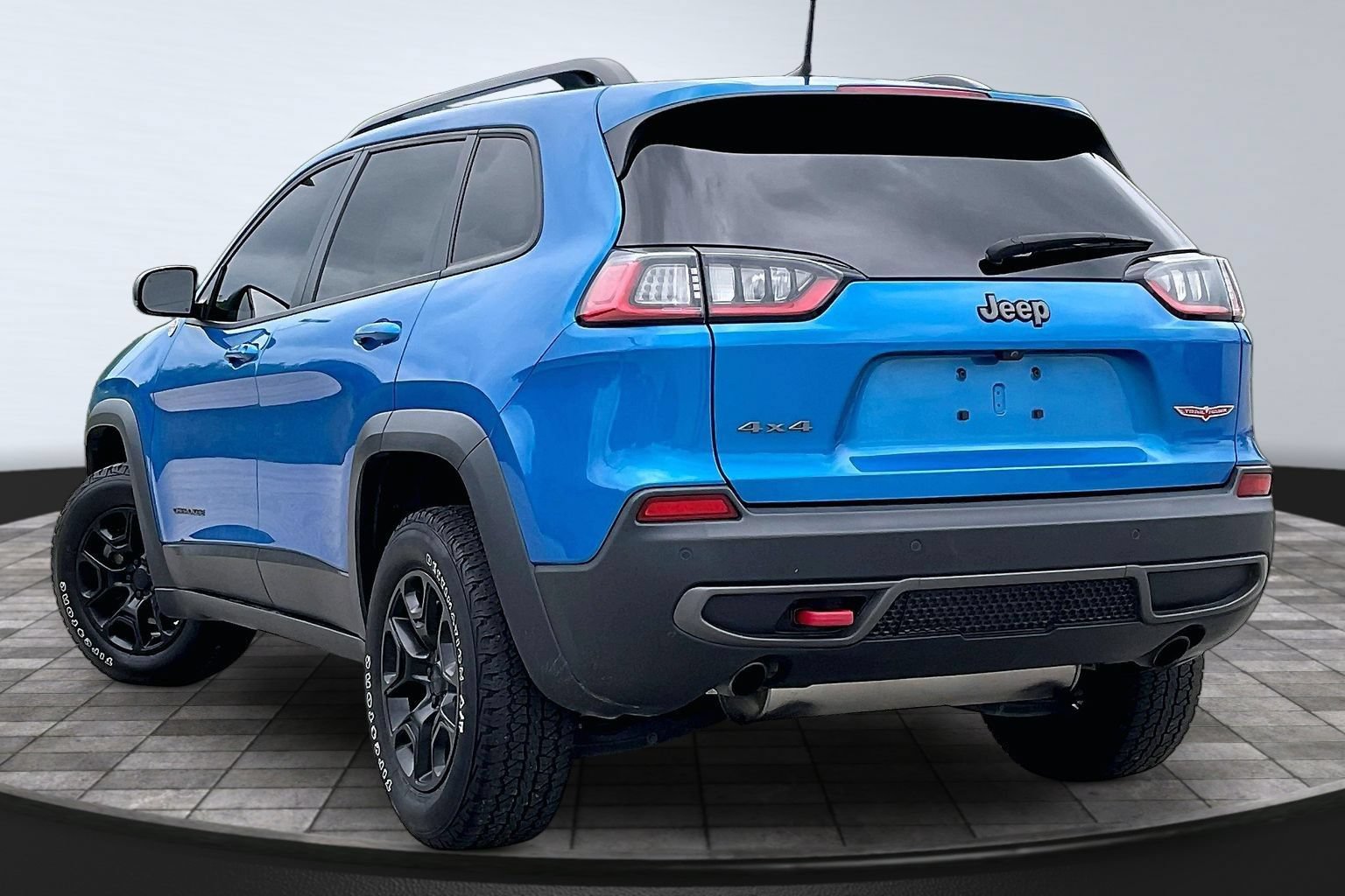 Used 2020 Jeep Cherokee Trailhawk w/ Cold Weather Group AWD/4WD image 11