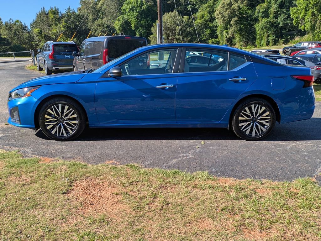 Used 2025 Nissan Altima 2.5 SV FWD image 3